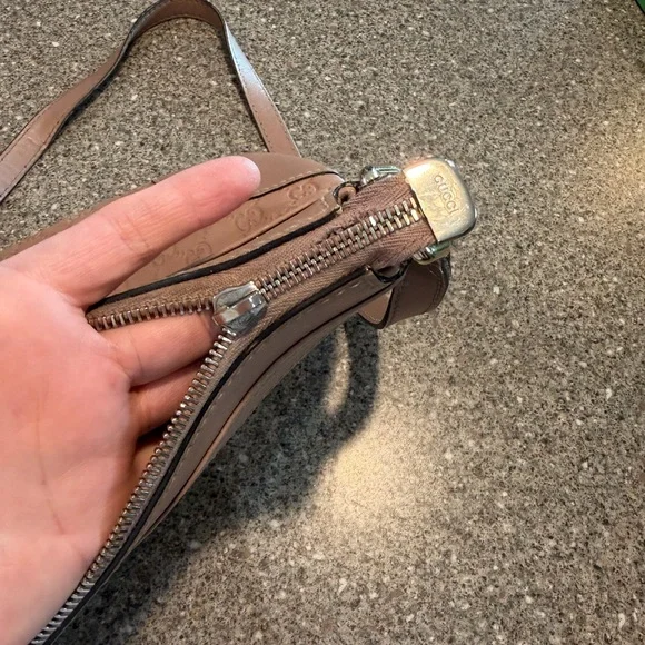 Authentic Gucci Leather Crossbody Bag with Signature Pattern - Picture 2 of 4